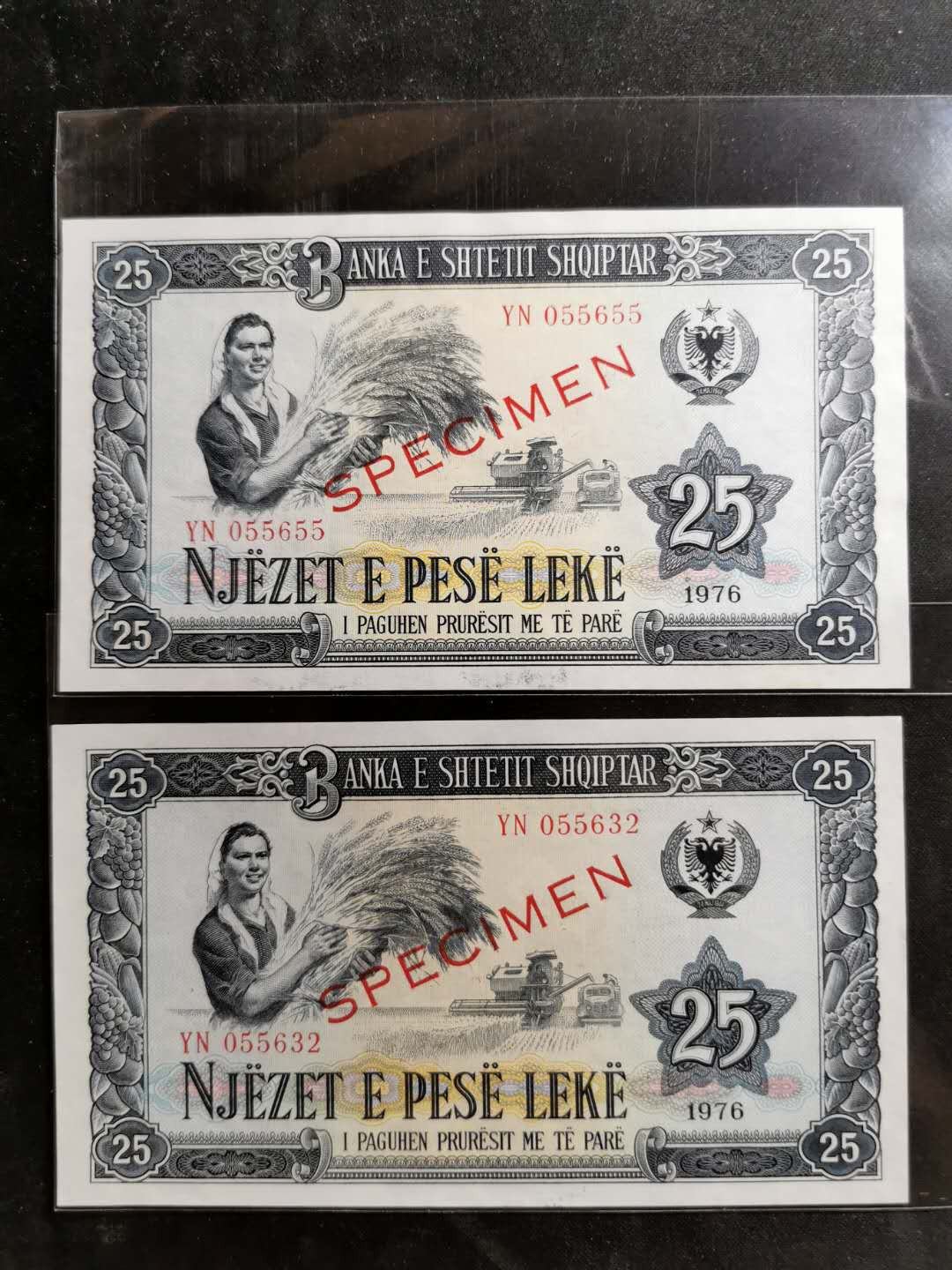 【鲸贝乐淘】千字文·第“爱育黎首”号拍卖 【中国代印】1976年25列克2张，数字版票样，全新全品UNC 