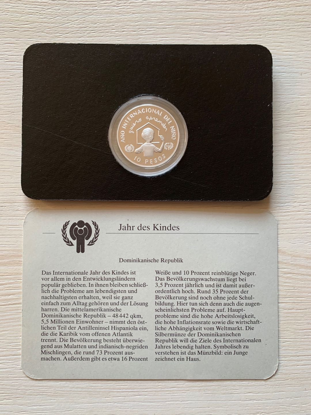 紫瑗钱币—微拍第21期  多米尼加 1982年 儿童年 10比索 银币 带德国说明书 精制