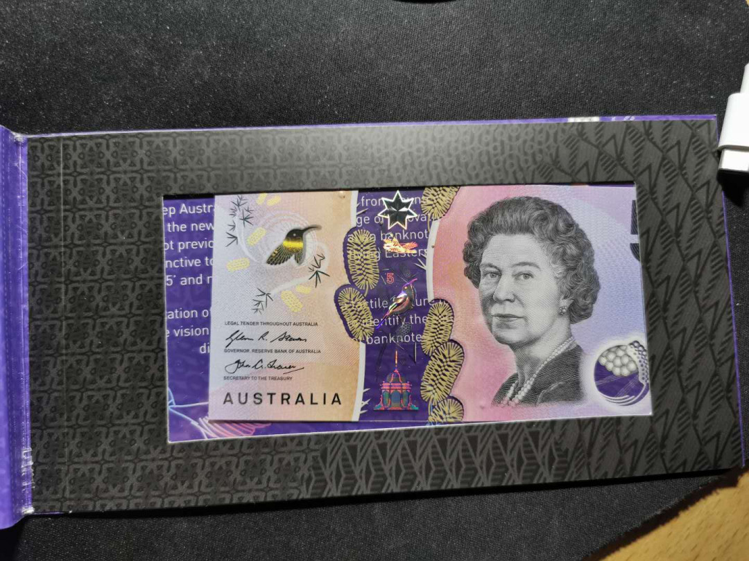 【鲸贝乐淘】千字文·第“臣伏戎羌”号拍卖 【澳大利亚】新版5元塑料钞，全新全品UNC ，原装册子