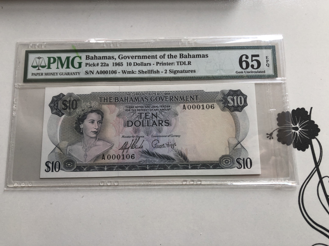 【收藏联盟】第120期拍卖——巴涅尔纪念碑 【初版三位小号】 巴哈马 1965年 10元 PMG65EPQ  p22a  S/N：A000106 经典彩背 女王 火烈鸟