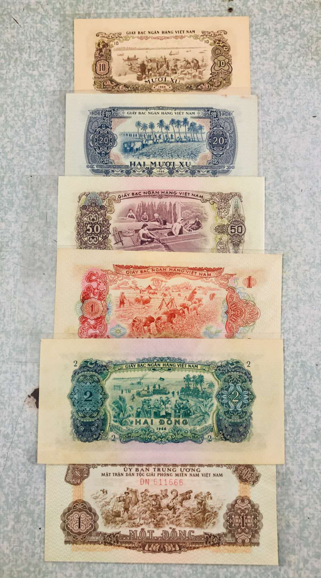 【鲸贝乐淘】千字文·第“率宾归王”号拍卖 【中国代印】越南1966年一小套带一张63年1盾豹子号，品相AUNC 无软折，有微黄。