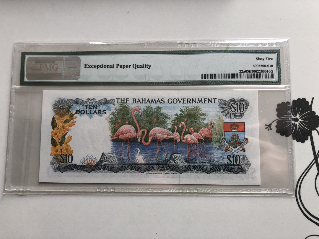 【收藏联盟】第120期拍卖——巴涅尔纪念碑 【初版三位小号】 巴哈马 1965年 10元 PMG65EPQ  p22a  S/N：A000106 经典彩背 女王 火烈鸟
