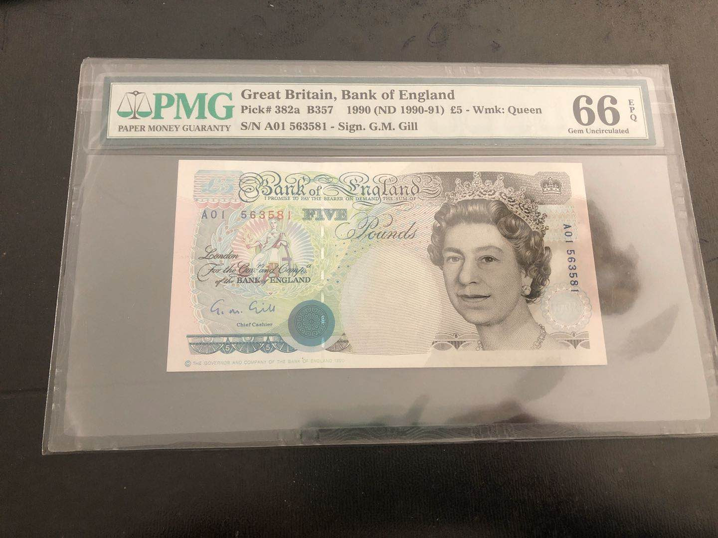 【收藏联盟】第121期拍卖——现代戏剧之父 【皇冠版A01首发冠】英国 1990年 5镑 p382a PMG66EPQ  Gill签名 女王