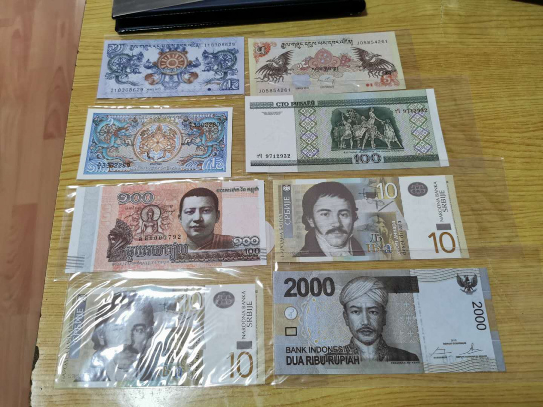 【鲸贝乐淘】千字文·第“鸣凤在竹”号拍卖  【外币九张】台币10元原册精美邮封UNC ，8张外币全新全品UNC 