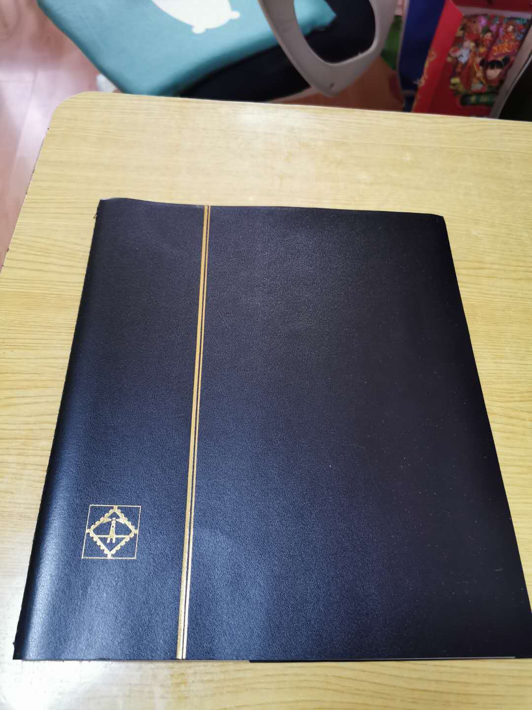 【鲸贝乐淘】千字文·第“鸣凤在竹”号拍卖  【邮币册4本】PCCB小本20页双面可装40张，PCCB红色本单面20页可装60张有一页破损，灯塔大版票册12页，明泰十二生肖币册可装24张，四本一起拍