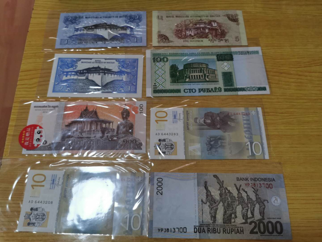 【鲸贝乐淘】千字文·第“鸣凤在竹”号拍卖  【外币九张】台币10元原册精美邮封UNC ，8张外币全新全品UNC 