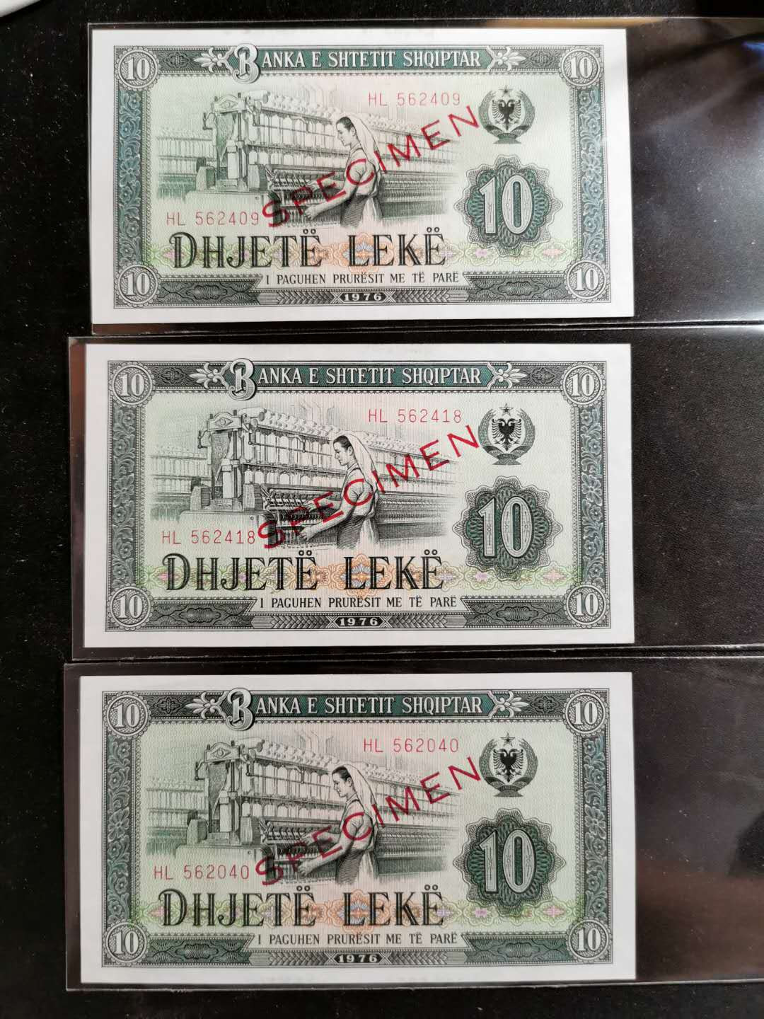 【鲸贝乐淘】千字文·第“率宾归王”号拍卖 【中国代印】1976年阿尔巴尼亚10列克数字版票样样币3张，全新全品UNC 