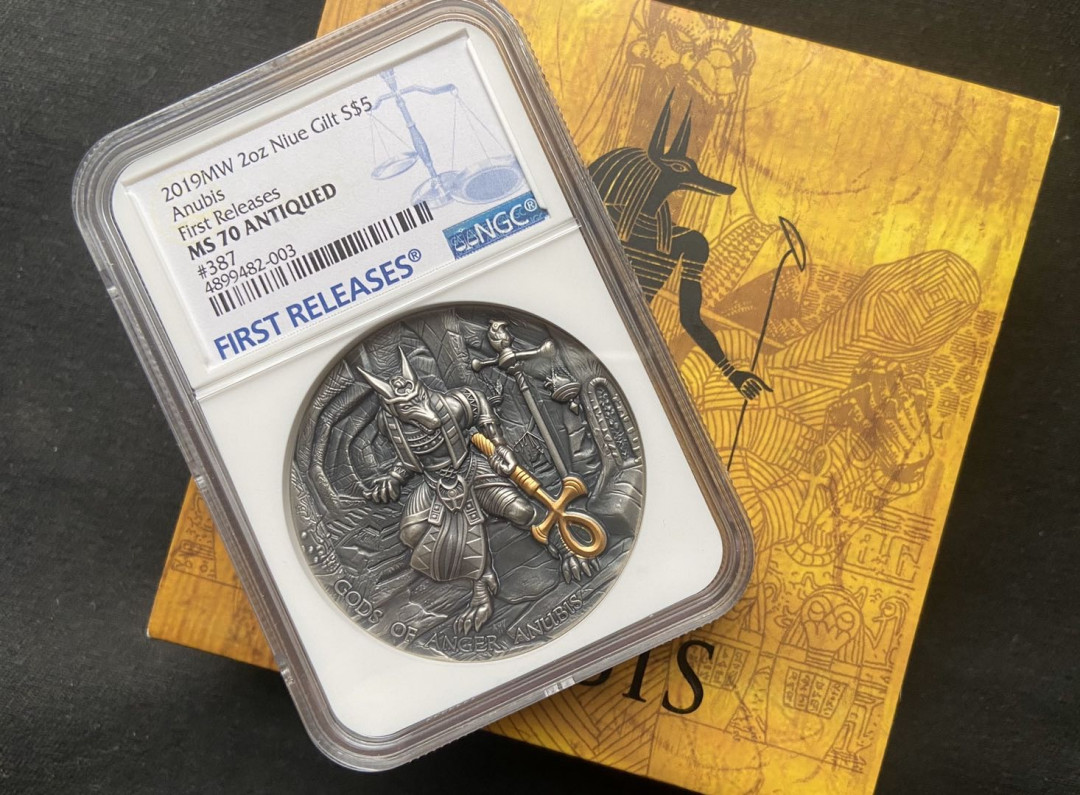 【币观天下】第九十八期钱币拍卖 【纽埃】纽埃高浮雕之埃及怒神第一枚阿努比斯 蓝标ngc70