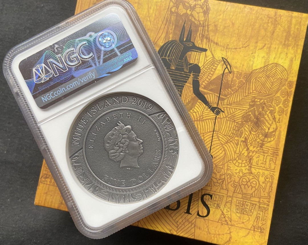 【币观天下】第九十八期钱币拍卖 【纽埃】纽埃高浮雕之埃及怒神第一枚阿努比斯 蓝标ngc70