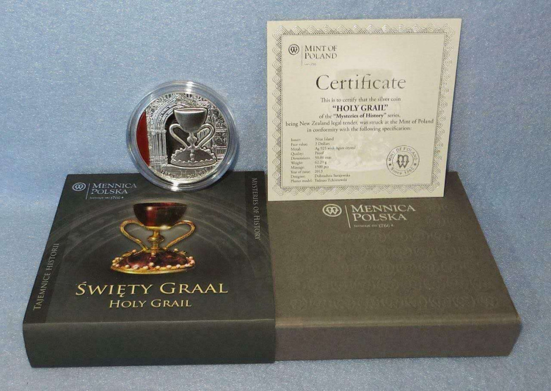 【币观天下】第九十八期钱币拍卖 纽埃2013年2新西兰元，2盎司 加大 神秘历史—“圣杯”镶嵌大块天然红玛瑙 精制银币    