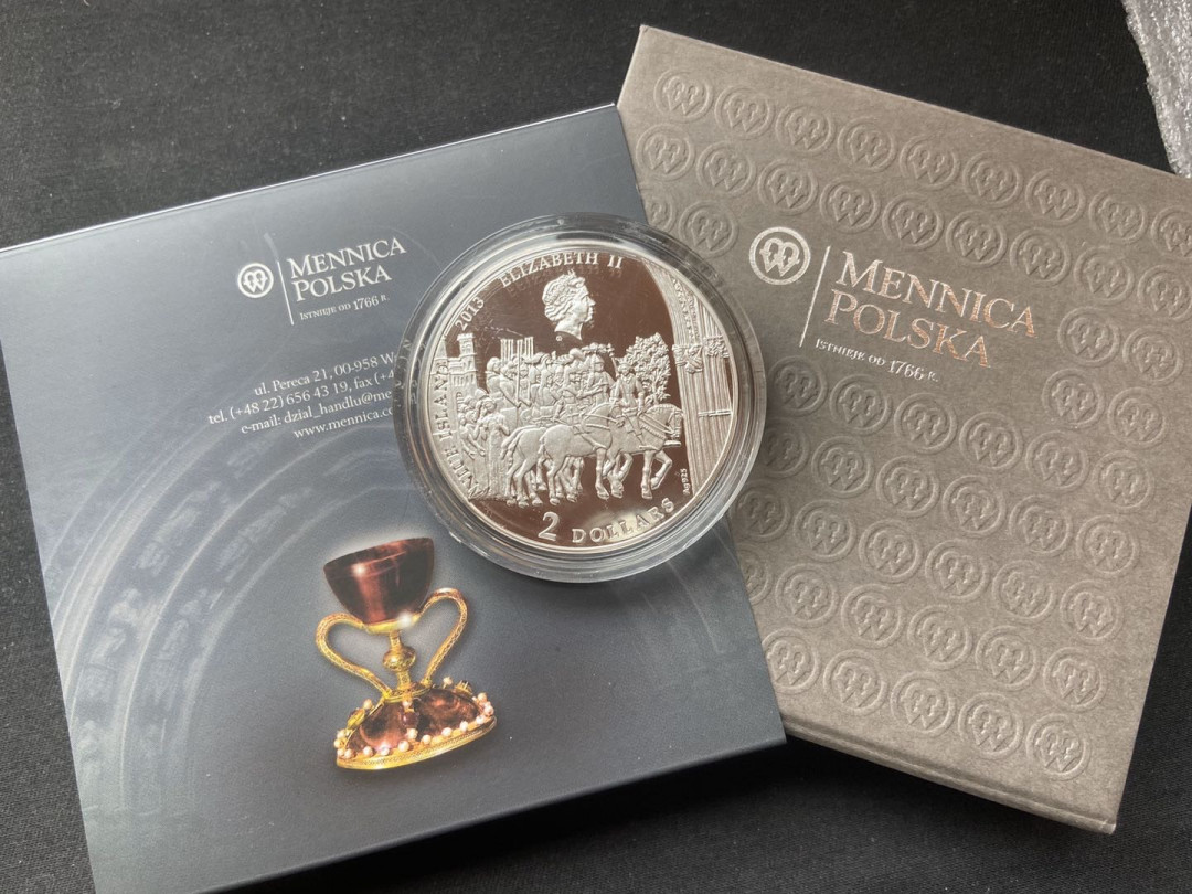 【币观天下】第九十八期钱币拍卖 纽埃2013年2新西兰元，2盎司 加大 神秘历史—“圣杯”镶嵌大块天然红玛瑙 精制银币    