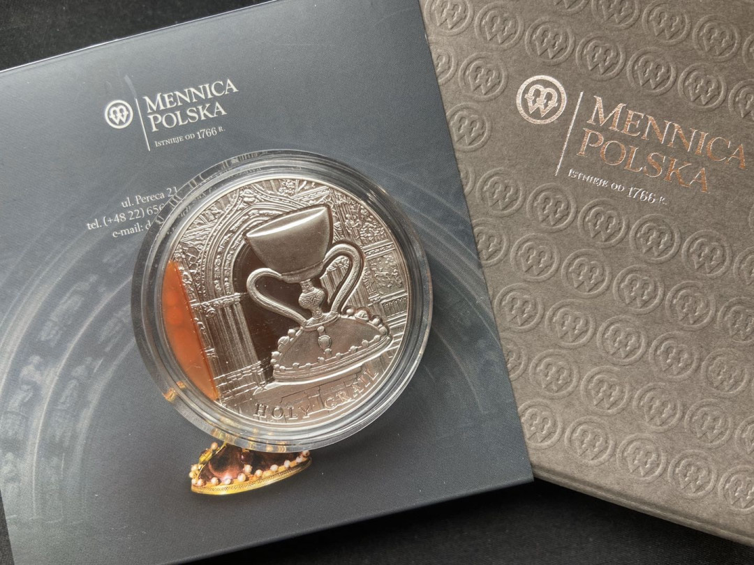 【币观天下】第九十八期钱币拍卖 纽埃2013年2新西兰元，2盎司 加大 神秘历史—“圣杯”镶嵌大块天然红玛瑙 精制银币    