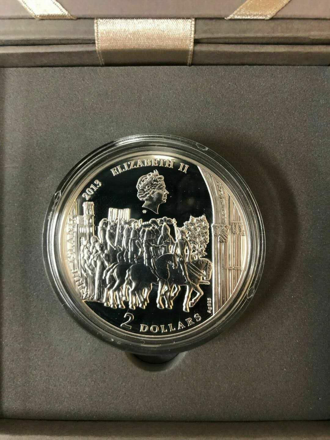 【币观天下】第九十八期钱币拍卖 纽埃2013年2新西兰元，2盎司 加大 神秘历史—“圣杯”镶嵌大块天然红玛瑙 精制银币    