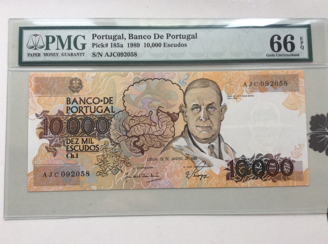 【收藏联盟】第124期拍卖——征服者科尔特斯（共50拍） 葡萄牙 1989年 10000埃斯库多 PMG66EPQ  p185a  正面：葡萄牙精神病学家、1949年诺贝尔生理学或医学奖得主安东尼奥•埃加斯•莫尼斯、成人大脑组织、Ch.1系列 背面：诺贝尔奖章、三蛇和树组成的图案