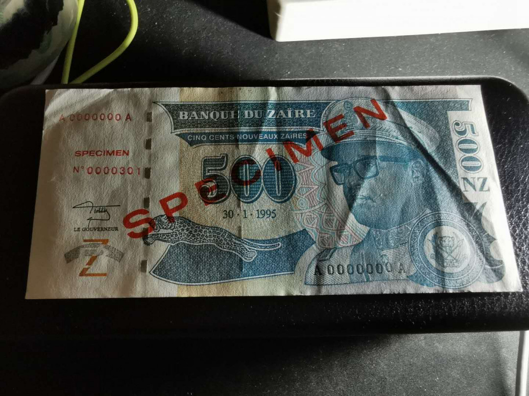 【鲸贝乐淘】千字文·第“赖及万方 ”号拍卖 【扎伊尔】1995年500元票样样币，前面多有折痕，品相如图