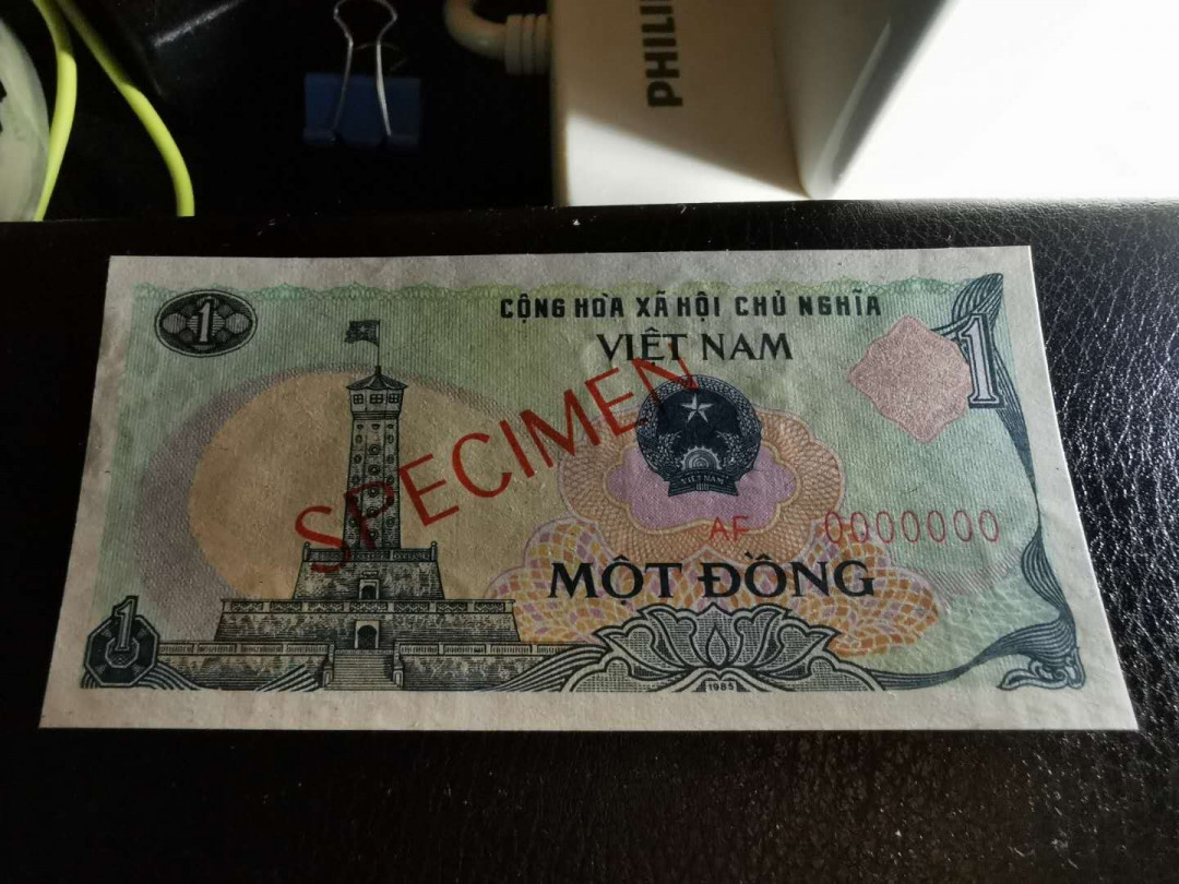 【鲸贝乐淘】千字文·第“赖及万方 ”号拍卖 【越南🇻🇳 票样】1985年1盾票样样币，AUNC ，品相如图，哈哈终于会拍测光图了