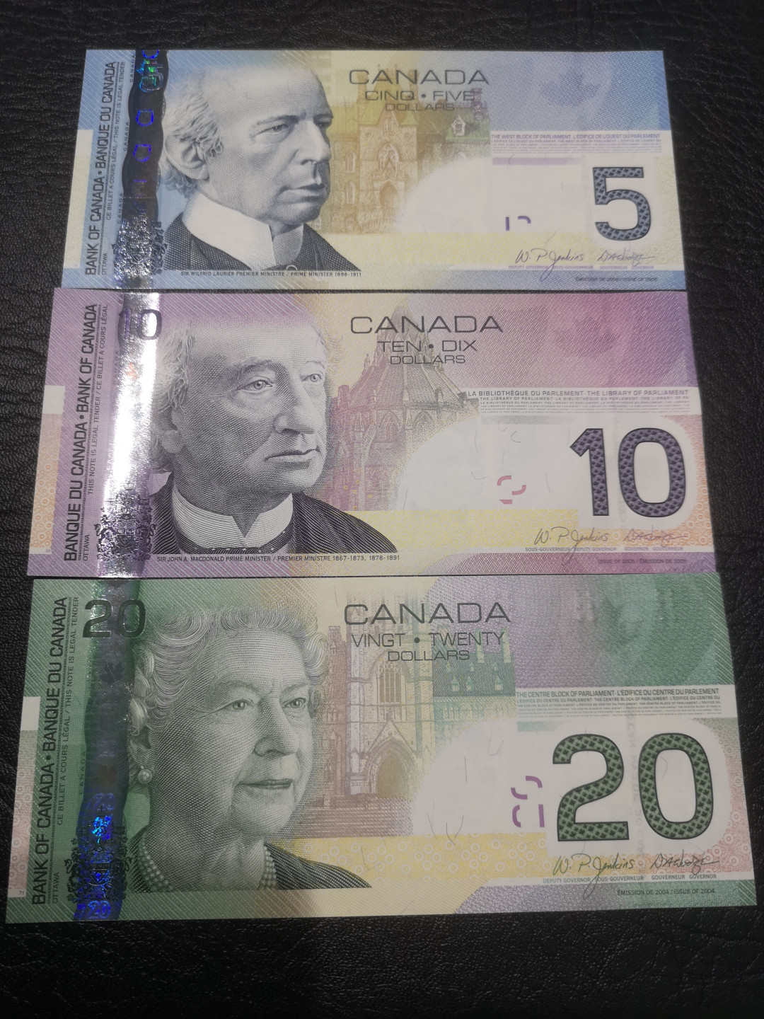 《外钞收藏家》第七十六期拍卖 加拿大旅版 20、10、5元 三张全新品相  20一个角软折