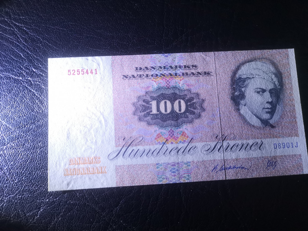 《外钞收藏家》第七十六期拍卖 丹麦1990年100克朗  色彩斑斓的蛾子 au品相 