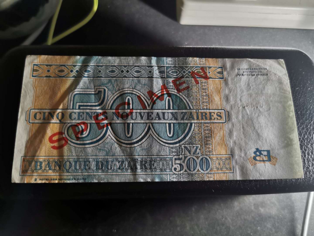 【鲸贝乐淘】千字文·第“赖及万方 ”号拍卖 【扎伊尔】1995年500元票样样币，前面多有折痕，品相如图