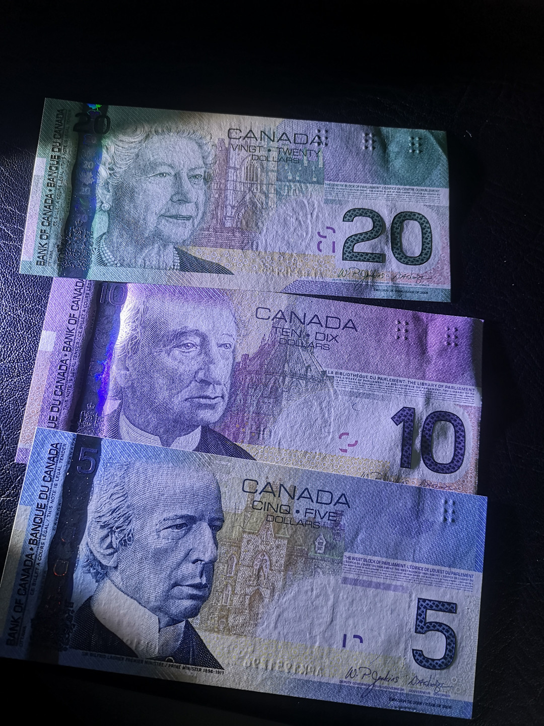 《外钞收藏家》第七十六期拍卖 加拿大旅版 20、10、5元 三张全新品相  20一个角软折