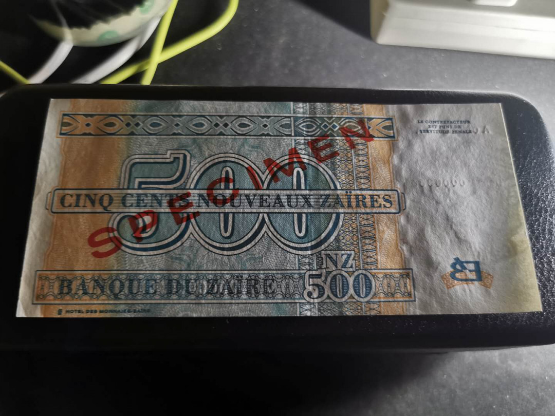 【鲸贝乐淘】千字文·第“赖及万方 ”号拍卖 【扎伊尔】500元票样样币，全新全品UNC ，品相如图，一角有小折痕