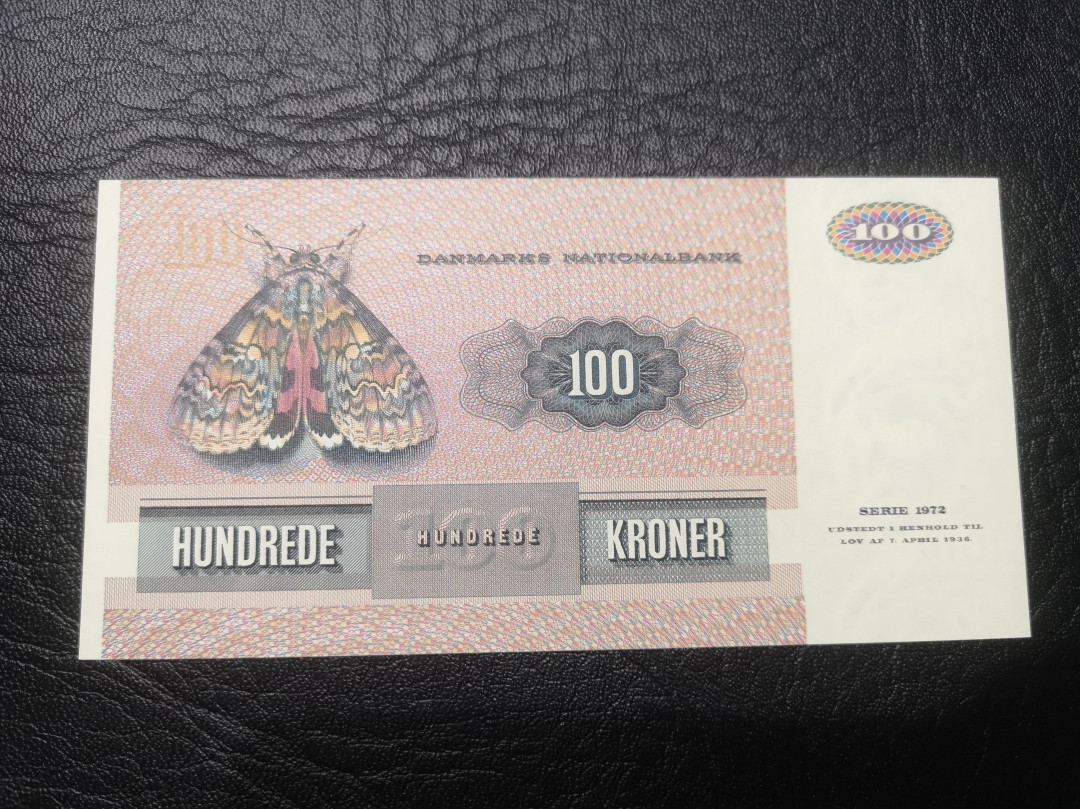 《外钞收藏家》第七十六期拍卖 丹麦1990年100克朗  色彩斑斓的蛾子 au品相 