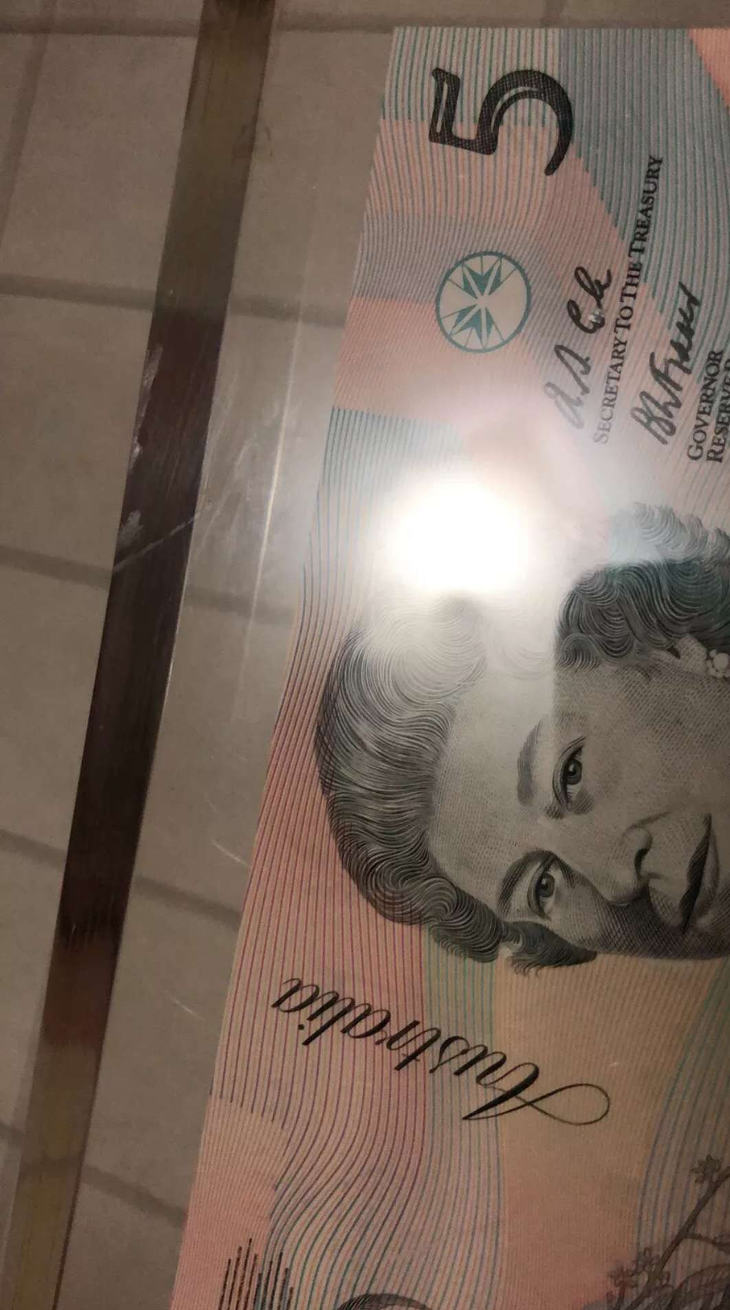 【鲸贝乐淘】千字文·第“赖及万方 ”号拍卖 【澳大利亚🇦🇺 】1992年5元，亚克力封装角有内裂