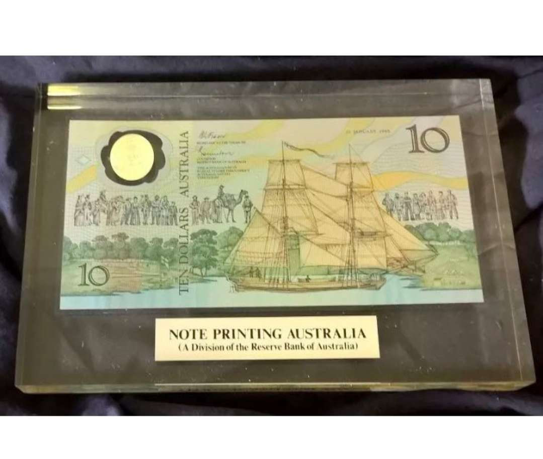 【鲸贝乐淘】千字文·第“赖及万方 ”号拍卖 【澳大利亚🇦🇺 】1988年10元，塑料钞，亚克力封装有内裂，AA00 首发冠