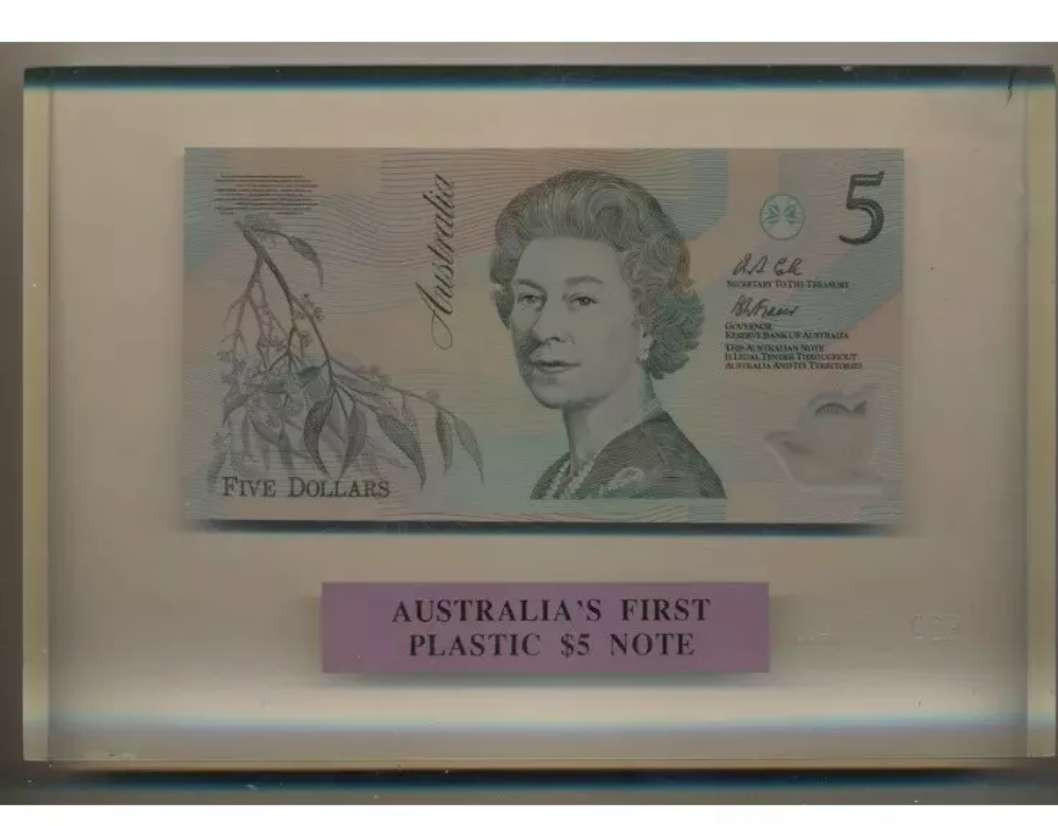 【鲸贝乐淘】千字文·第“赖及万方 ”号拍卖 【澳大利亚🇦🇺 】1992年5元，亚克力封装角有内裂