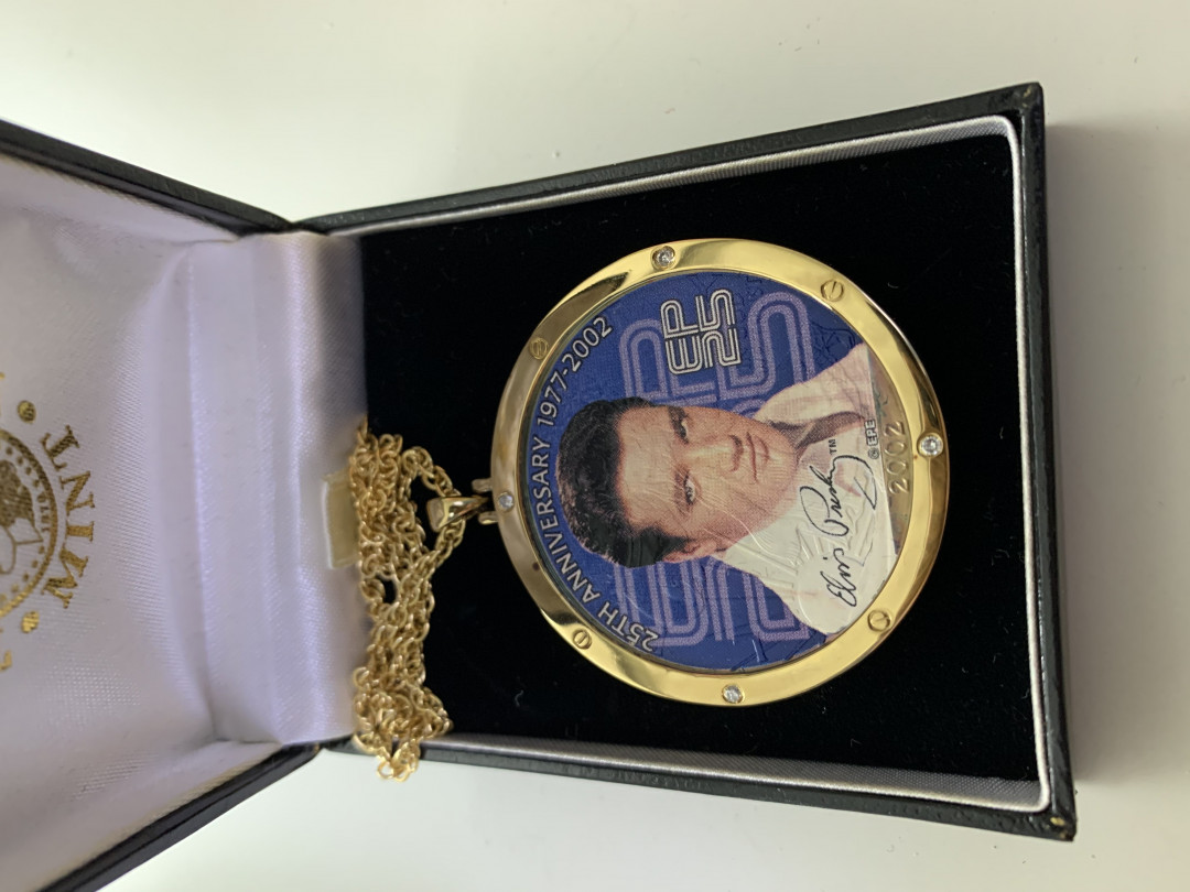 CSIS-GREAT评级精品钱币拍卖第二十八期 美国2002年摩根造币厂猫王逝世25周年彩色镶钻石镀金银币项链挂饰