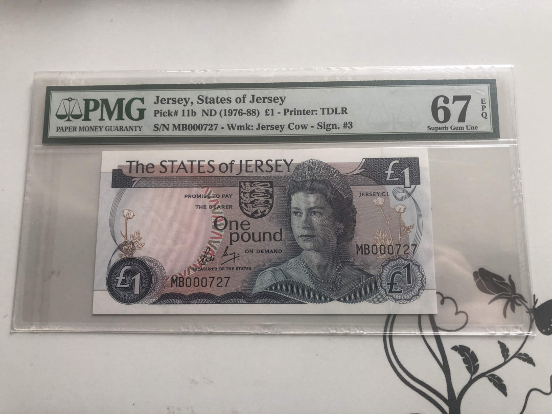 【收藏联盟】第126期拍卖——数字迷踪（共45拍） 【727小号】泽西 1976-88年 1镑 高冠女王 PMG67EPQ 反映泽西战役的油画作品《皮尔森少校之死 Death of Major Peirson》
