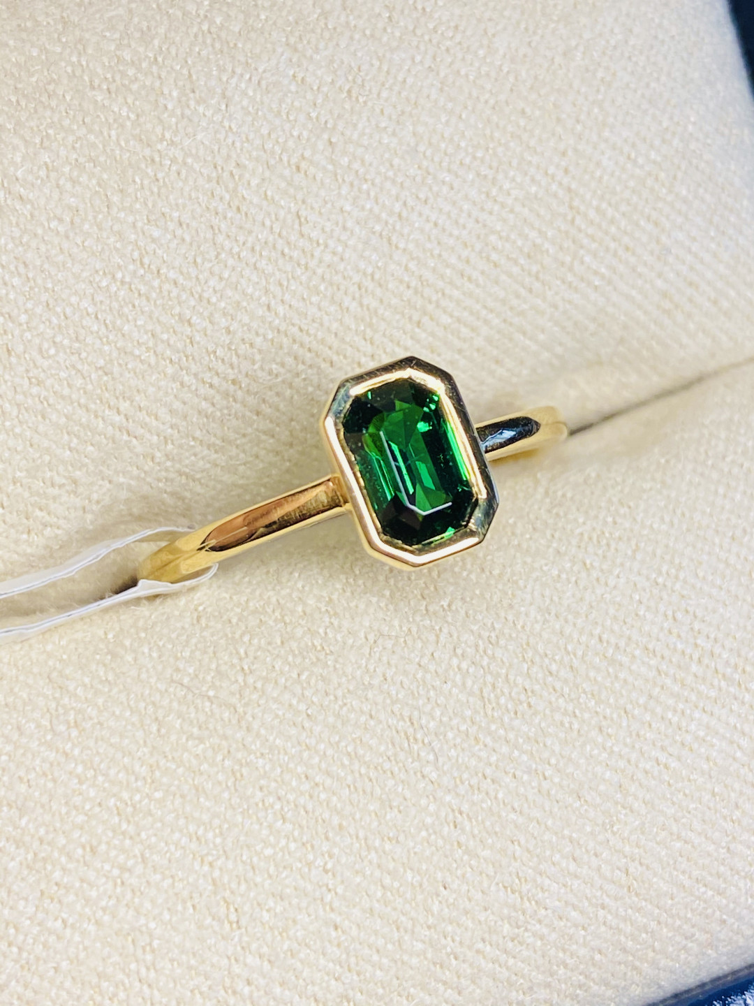 【3月14日 裸石、银饰、18K首饰】HH GEMS 3月综合拍卖特辑 18K成品戒指 天然沙弗莱 贵宝石 1.05克拉主石 免费改圈号