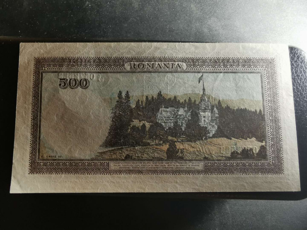 【鲸贝乐淘】千字文·第“四大五常”号拍卖 【罗马尼亚】1942年500元，全新全品UNC, 详见侧光图。有一角小折痕
