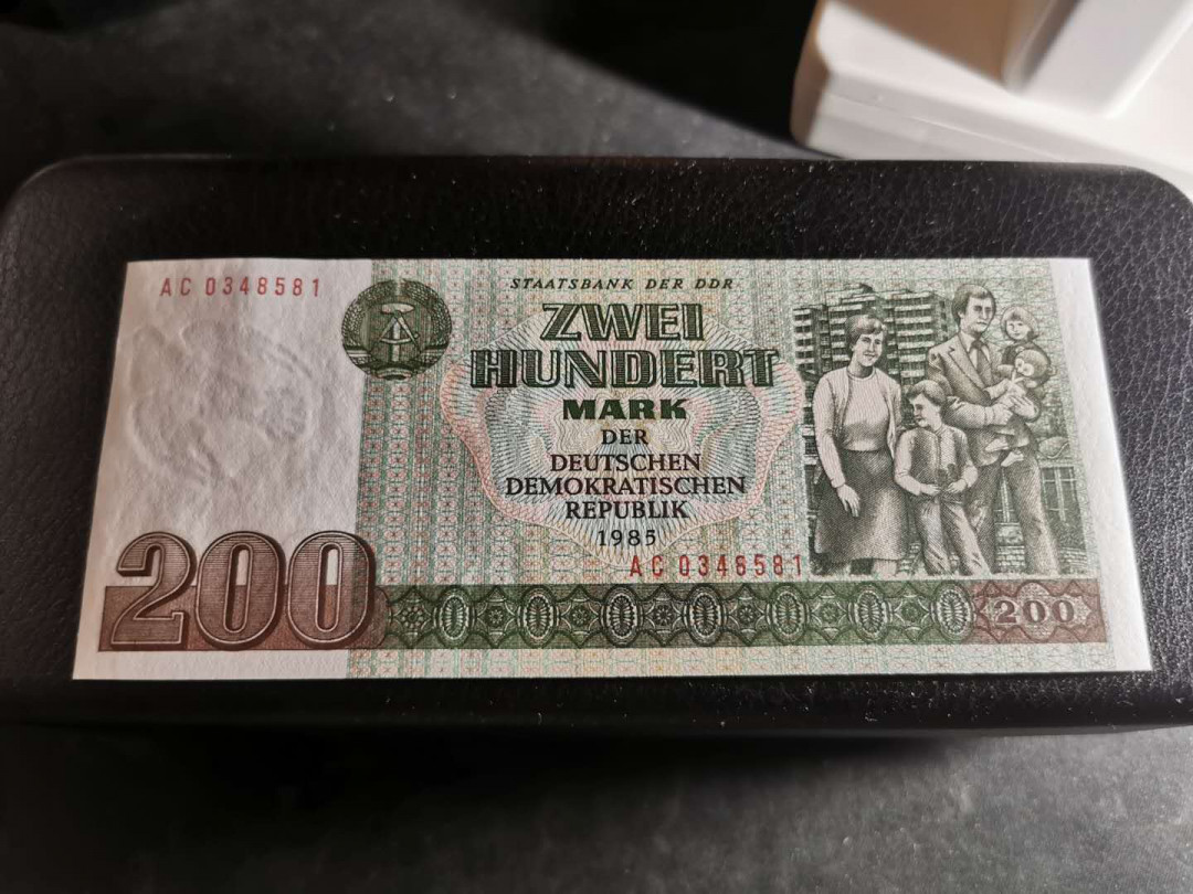 【鲸贝乐淘】千字文·第“恭惟鞠养”号拍卖 【民主德国】1985年200马克，全新全品UNC 