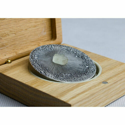 【币观天下】第101期钱币拍卖 2017年 乍得 5000法郎，5盎司 超高浮雕仿古镶嵌陨石 超加大，系列币，陨石艺术系列(3)-镶嵌超大颗粒利比亚沙漠实体陨石精制大厚银币