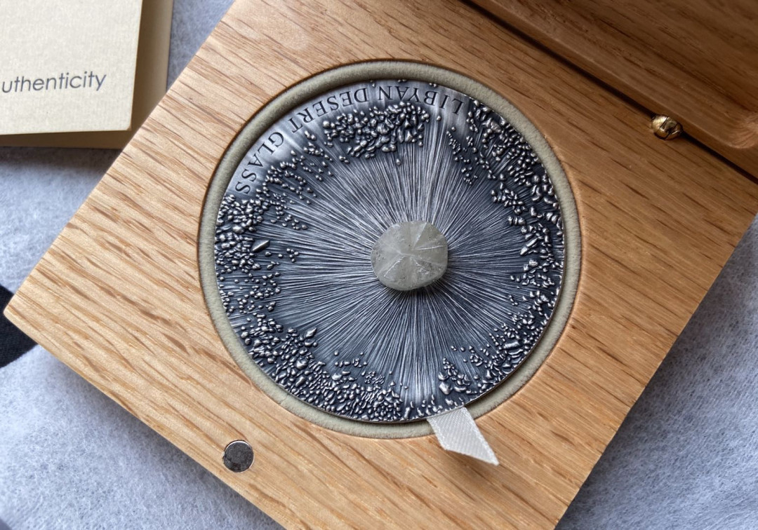 【币观天下】第101期钱币拍卖 2017年 乍得 5000法郎，5盎司 超高浮雕仿古镶嵌陨石 超加大，系列币，陨石艺术系列(3)-镶嵌超大颗粒利比亚沙漠实体陨石精制大厚银币