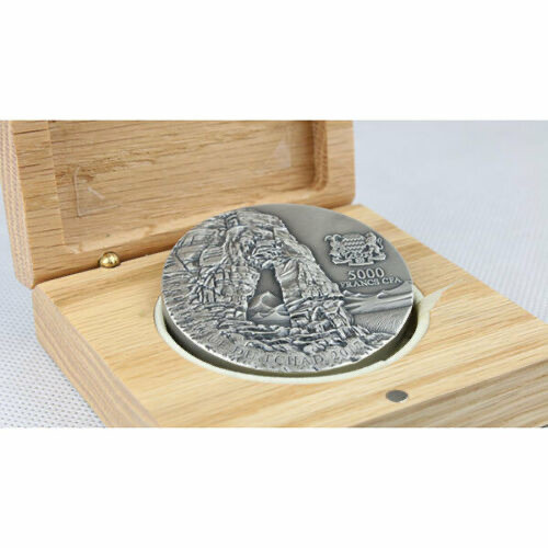 【币观天下】第101期钱币拍卖 2017年 乍得 5000法郎，5盎司 超高浮雕仿古镶嵌陨石 超加大，系列币，陨石艺术系列(3)-镶嵌超大颗粒利比亚沙漠实体陨石精制大厚银币