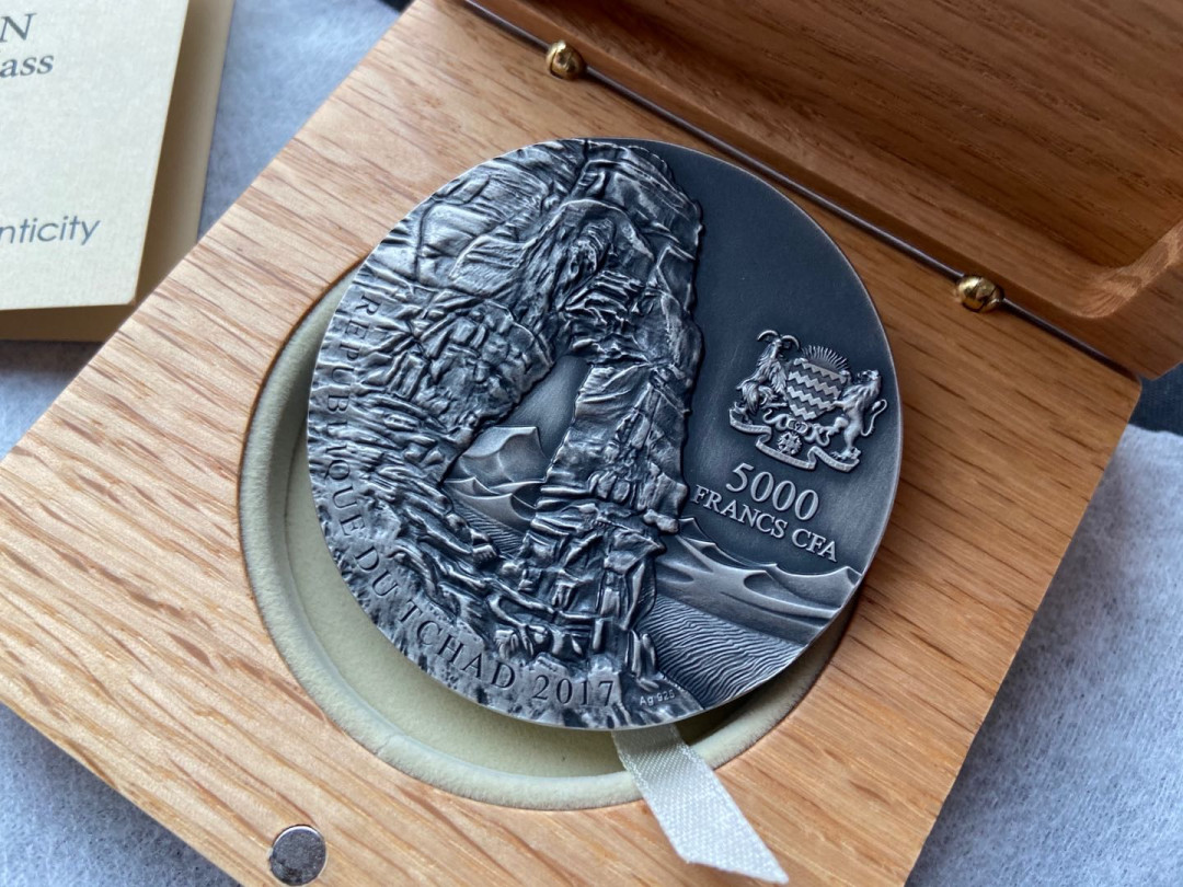 【币观天下】第101期钱币拍卖 2017年 乍得 5000法郎，5盎司 超高浮雕仿古镶嵌陨石 超加大，系列币，陨石艺术系列(3)-镶嵌超大颗粒利比亚沙漠实体陨石精制大厚银币