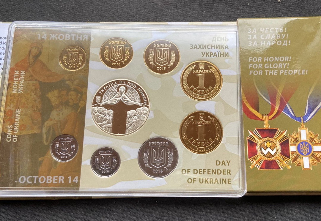 【币观天下】第101期钱币拍卖 【乌克兰】 乌克兰 2015年 “军人荣耀”精制年度套币