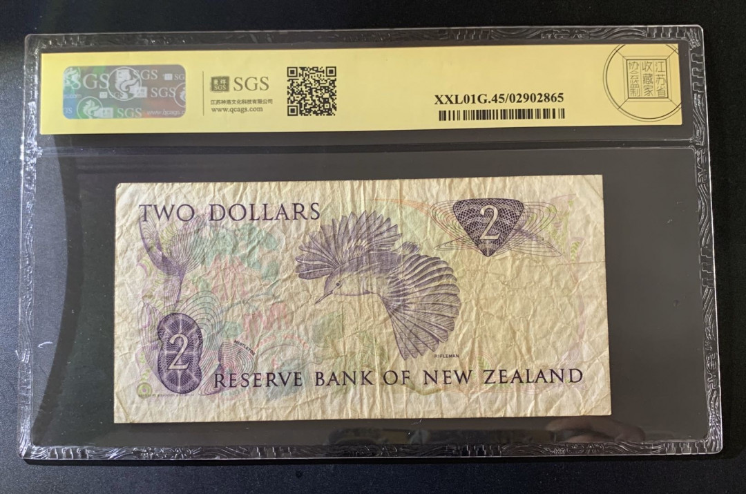紫瑗钱币—微拍第39期—纸币场 新西兰 1985年  新西兰储备银行 峰鸟  2元 美评 SGS 45