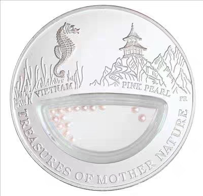 【币观天下】第101期钱币拍卖 斐济2012年自然母亲宝藏系列越南粉珍珠镂空镶嵌银币 
