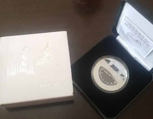 【币观天下】第101期钱币拍卖 斐济2012年自然母亲宝藏系列越南粉珍珠镂空镶嵌银币 