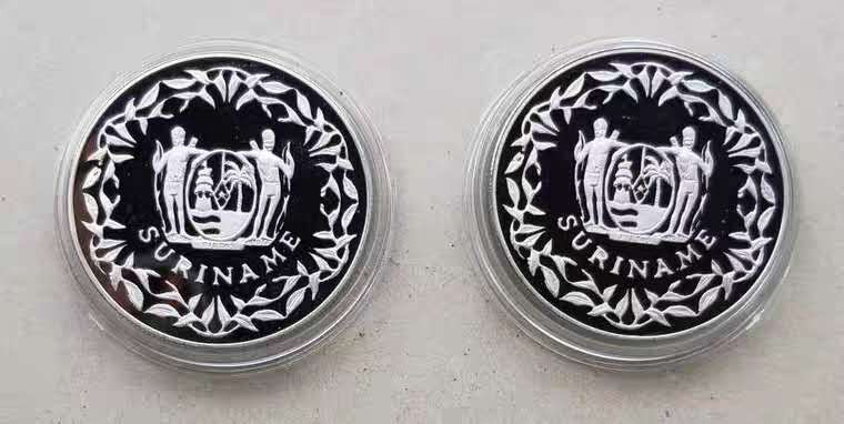 【币观天下】第101期钱币拍卖 苏里南1996年老爷车彩色镍币2枚 