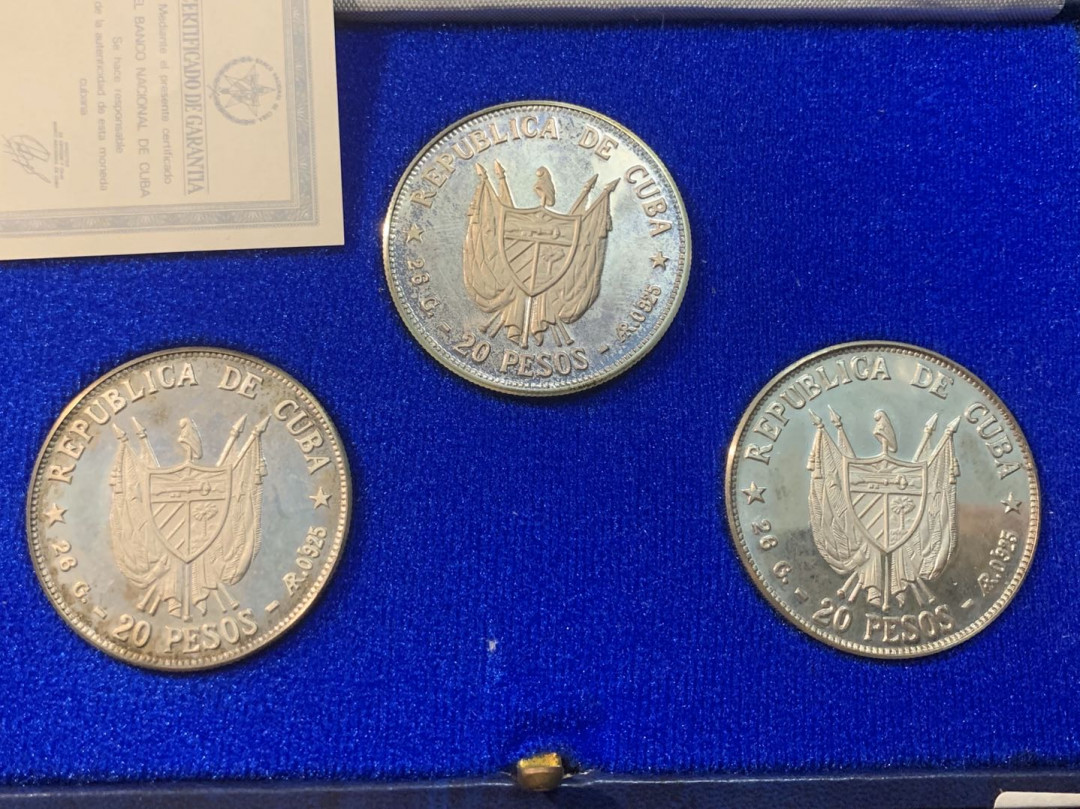 紫瑗钱币—微拍第41期  古巴 1977年 革命人物 10比索 银币 三枚套 原盒