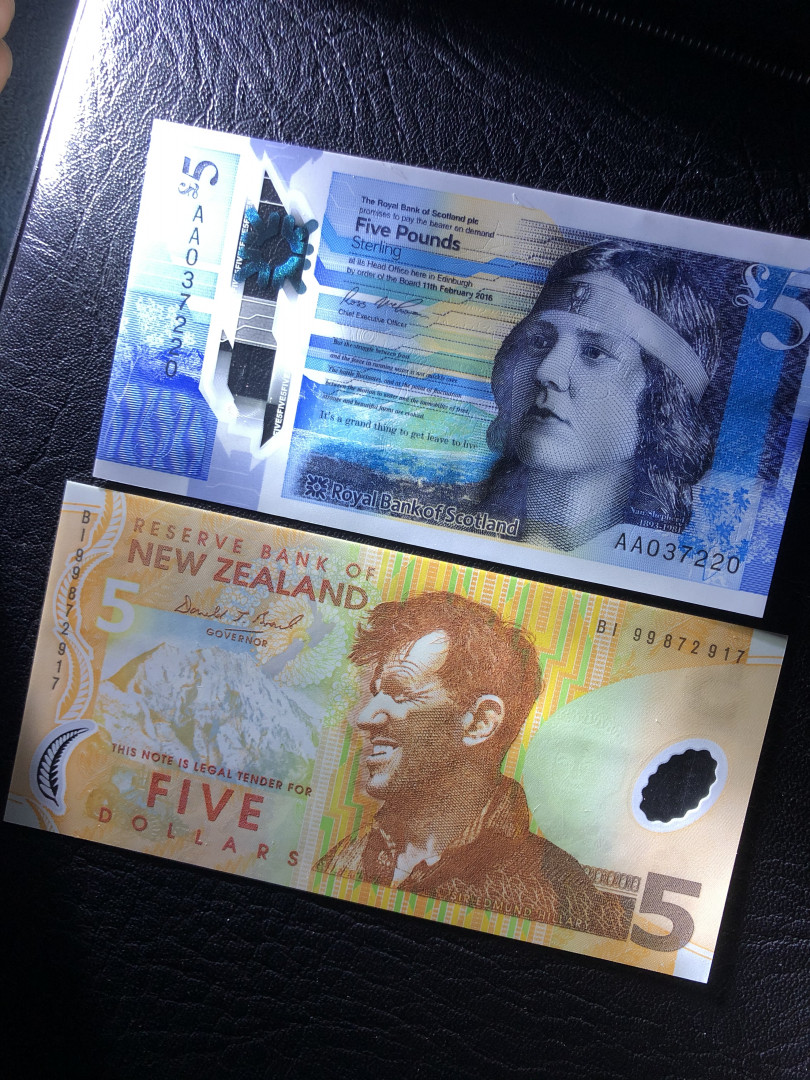 《外钞收藏家》第七十七期拍卖 苏格兰皇家银行5镑 AA冠  新西兰5元 两张全新绝品