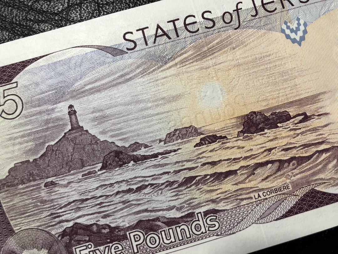 《外钞收藏家》第七十七期拍卖 泽西5镑 女王  背面设计精美  全新绝品