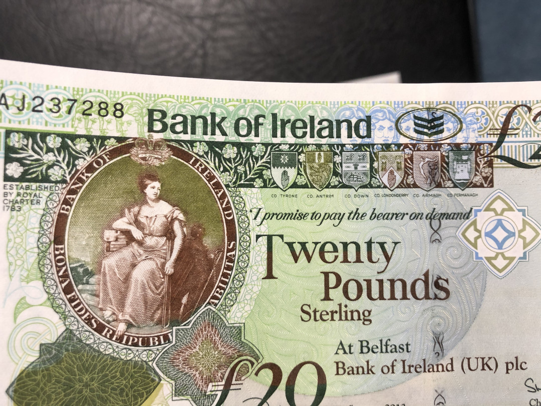 《外钞收藏家》第七十七期拍卖 北爱尔兰2013年20、10镑 两张双尾 全新绝品