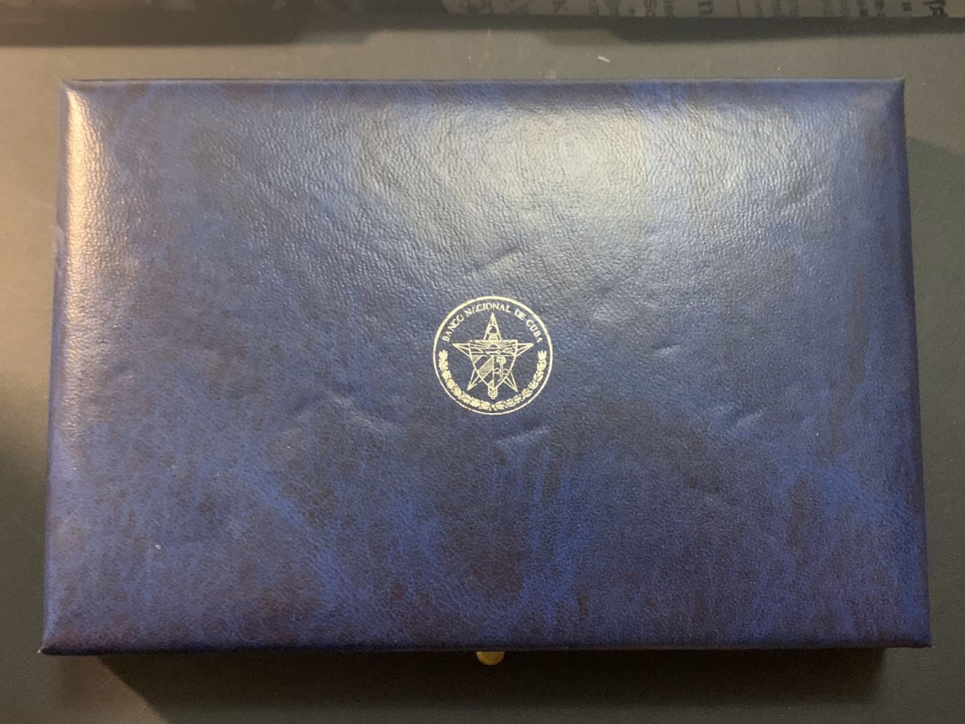 紫瑗钱币—微拍第41期  古巴 1977年 革命人物 10比索 银币 三枚套 原盒