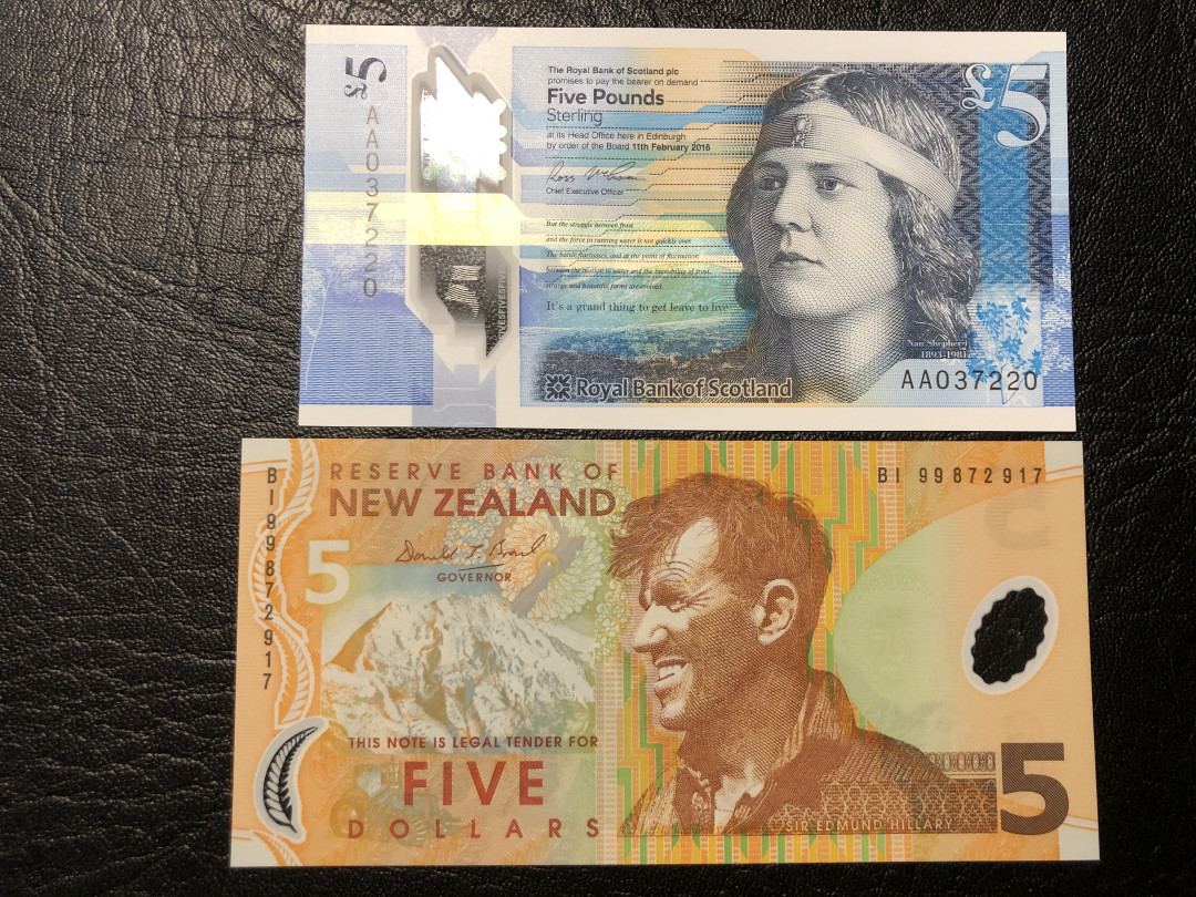 《外钞收藏家》第七十七期拍卖 苏格兰皇家银行5镑 AA冠  新西兰5元 两张全新绝品