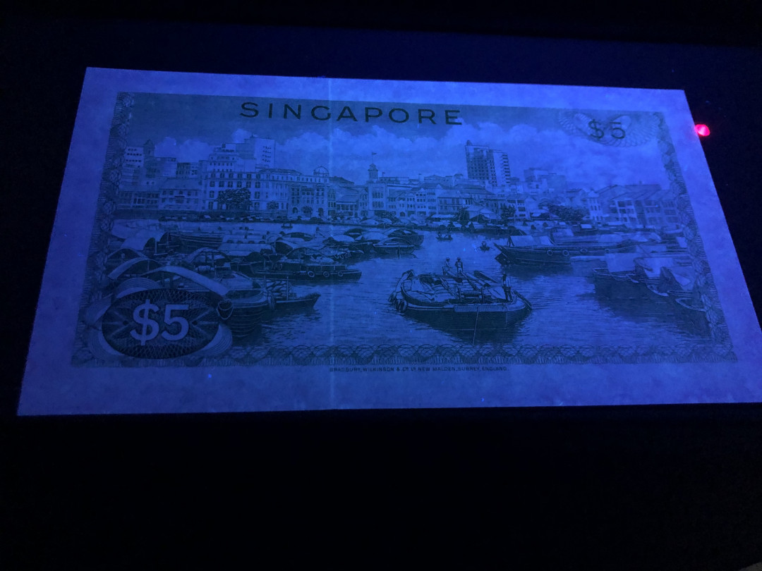 《外钞收藏家》第七十七期拍卖 新加坡花版5、1 近全新品相 5元潮斑